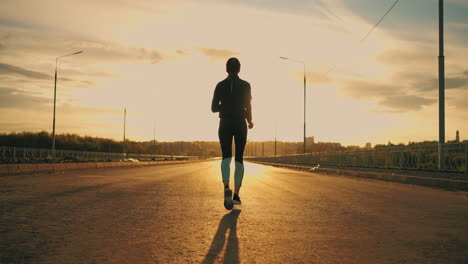 Läuferin-Läuft-Allein-Im-Freien-Bei-Sonnenuntergang.-Sportliche-Frauenfigur-Vor-Strahlender-Sonne